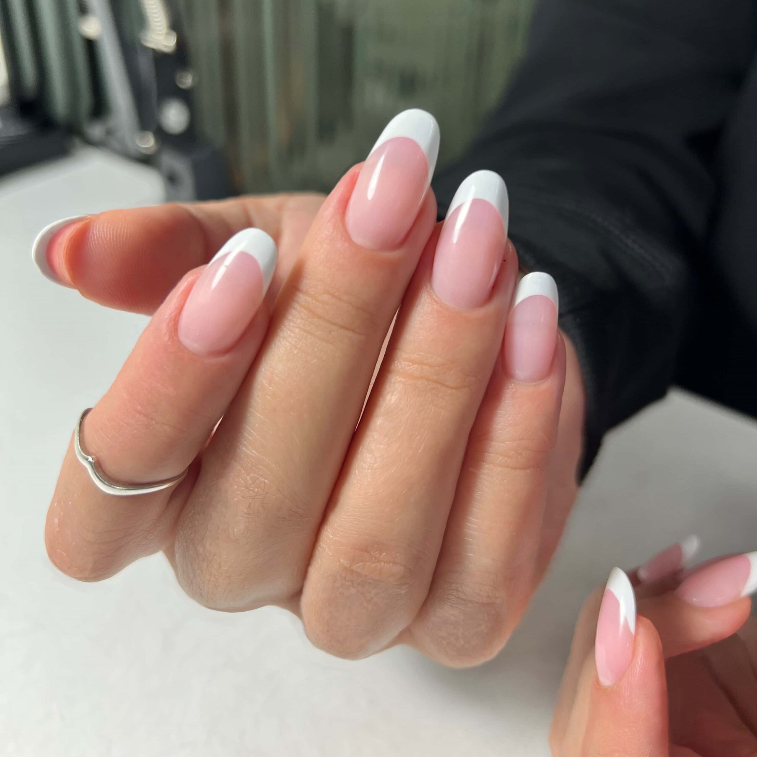 Як зробити стильний французький манікюр на овальні нігті? Як зробити стильний французький манікюр на овальні нігті?